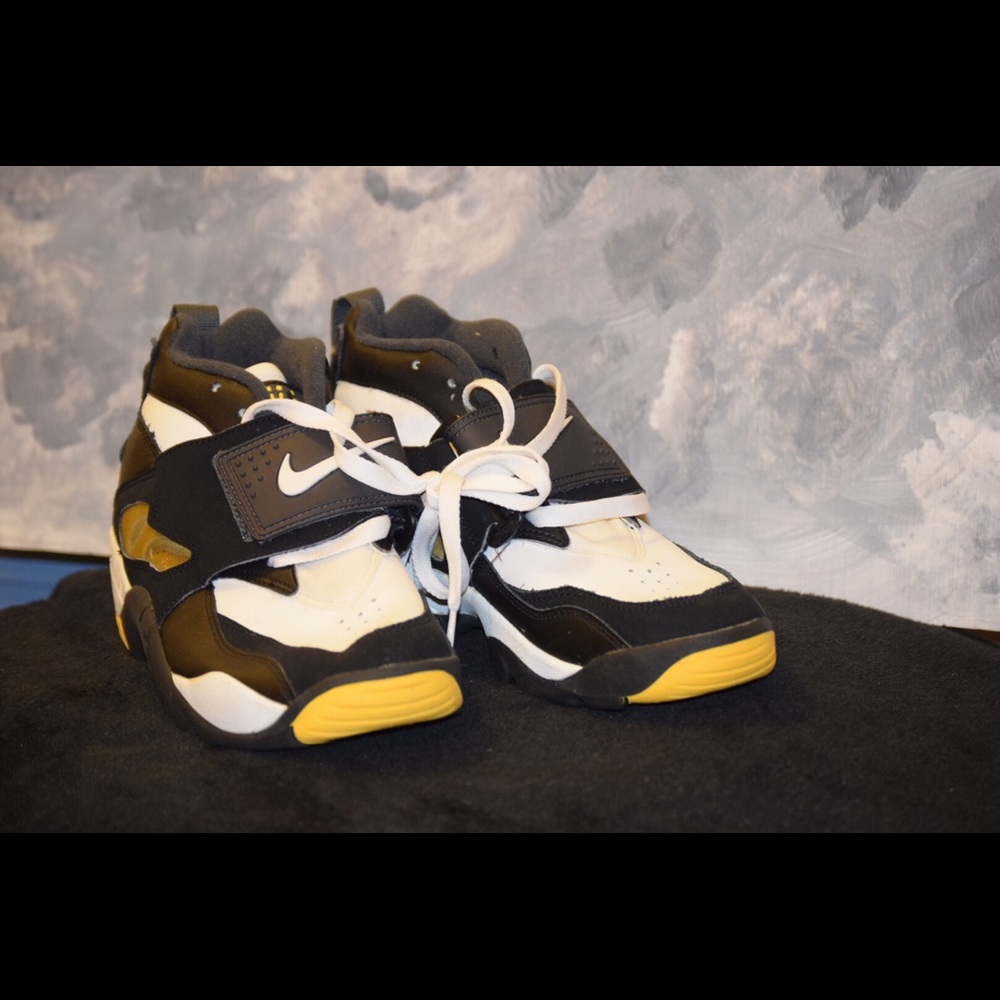 Black/White/Yellow Nike Diamond TUR Boys Size 6